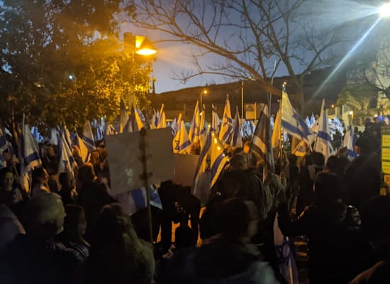 הפגנה מול ביתו של יריב לוין במודיעין / צילום: תמונה פרטית הפגנה מול ביתו של יריב לוין במודיעין / צילום: תמונה פרטית