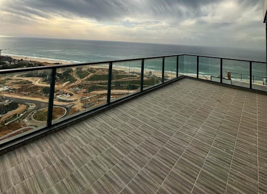 Penthouse on Arik Einstein Street 1, Bat Yam / Photo: Dana Mundri