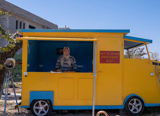 סמבוסק מאפה ידיה של דינה, במשאית האוכל שבקדמת הפארק / צילום: הדס בן גל אפרתי