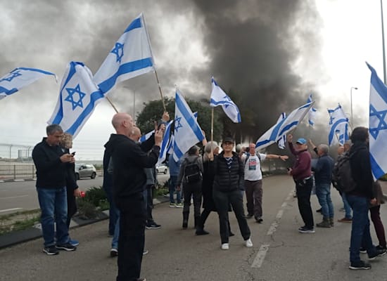 מפגינים מחוץ לנמל אשדוד מפגינים מחוץ לנמל אשדוד