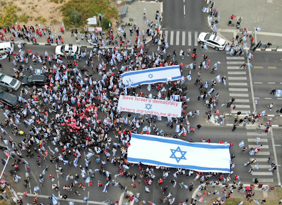מפגינים חוסמים את צומת הכפר הירוק / צילום: שי קוריאנסקי מפגינים חוסמים את צומת הכפר הירוק / צילום: שי קוריאנסקי