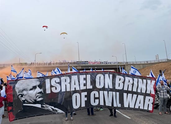 מפגינים חוסמים את כביש החוף באזור בית ינאי / צילום: תמונה פרטית מפגינים חוסמים את כביש החוף באזור בית ינאי / צילום: תמונה פרטית