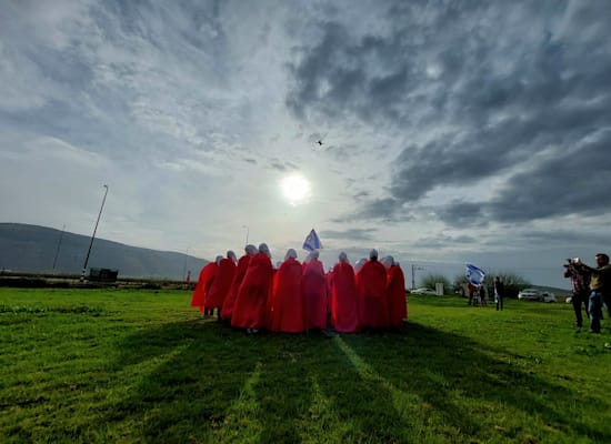 The Handmaids' performance at Beit Al-Hashiteh / Photo: Naama Amit, courtesy of 