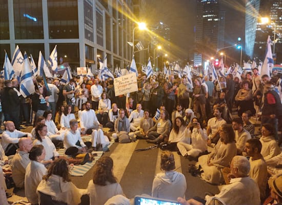 במהלך ההפגנה: מדיטציה ברחוב קפלן / צילום: גלובס במהלך ההפגנה: מדיטציה ברחוב קפלן / צילום: גלובס