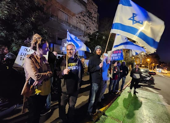 מפגינים מחוץ לבית הנשיא, הערב / צילום: תמונה פרטית מפגינים מחוץ לבית הנשיא, הערב / צילום: תמונה פרטית