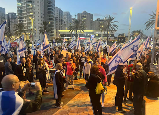 הפגנה בחולון נגד המהפכה המשפטית, היום / צילום: אביב חופי הפגנה בחולון נגד המהפכה המשפטית, היום / צילום: אביב חופי