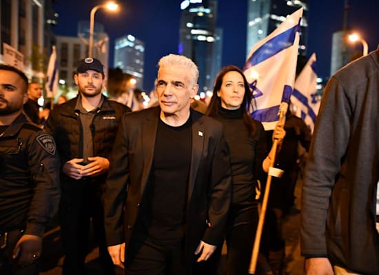 יו''ר האופוזיציה יאיר לפיד הגיע להפגנה בקפלן יחד עם רעייתו ליהיא לפיד / צילום: אלעד גוטמן יו''ר האופוזיציה יאיר לפיד הגיע להפגנה בקפלן יחד עם רעייתו ליהיא לפיד / צילום: אלעד גוטמן