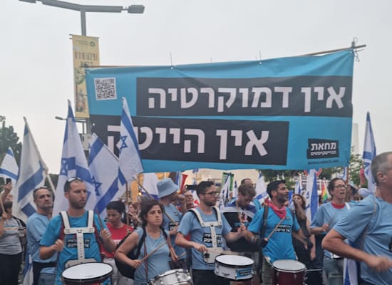 צעדת המחאה לכיוון ההפגנה המרכזית בקפלן, תל אביב הערב / צילום: גלובס צעדת המחאה לכיוון ההפגנה המרכזית בקפלן, תל אביב הערב / צילום: גלובס