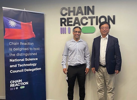 אלון ובמן, מנכל ומייסד שותף בחברת Chain Reaction, עם וואנג יונג-ג'ואנג, מנכל פארק המדע שִׂינְג'וּ בטיוואן / צילום: באדיבות חברת Chain Reaction אלון ובמן, מנכל ומייסד שותף בחברת Chain Reaction, עם וואנג יונג-ג'ואנג, מנכל פארק המדע שִׂינְג'וּ בטיוואן / צילום: באדיבות חברת Chain Reaction
