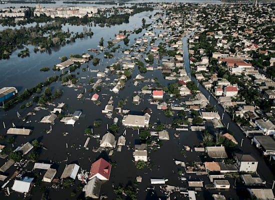 רחובות העיר חרסון מוצפים, והנזק אדיר / צילום: Associated Press, Libkos