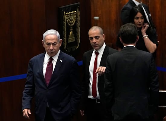 ראש הממשלה בנימין נתניהו בהצבעה לנציגי הוועדה לבחירת שופטים / צילום: Associated Press, Ohad Zwigenberg ראש הממשלה בנימין נתניהו בהצבעה לנציגי הוועדה לבחירת שופטים / צילום: Associated Press, Ohad Zwigenberg