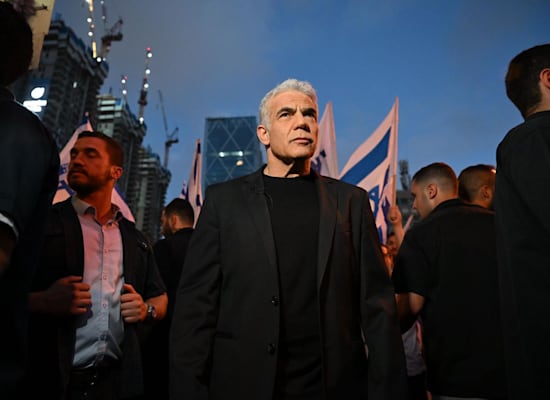 יו''ר האופוזיציה יאיר לפיד בהפגנה בקפלן נגד המהפכה המשפטית / צילום: אלעד גוטמן יו''ר האופוזיציה יאיר לפיד בהפגנה בקפלן נגד המהפכה המשפטית / צילום: אלעד גוטמן
