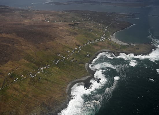 האי ארנמור. למה ממשלת אירלנד מציעה 84 אלף אירו כדי שתעברו לשם? / צילום: Reuters, Clodagh Kilcoyne