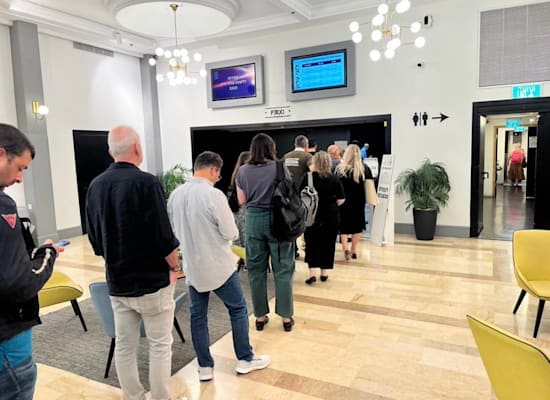 תור להצבעה בבחירות ללשכת עורכי הדין בקלפי בבית ציוני אמריקה תל אביב / צילום: תמונה פרטית תור להצבעה בבחירות ללשכת עורכי הדין בקלפי בבית ציוני אמריקה תל אביב / צילום: תמונה פרטית