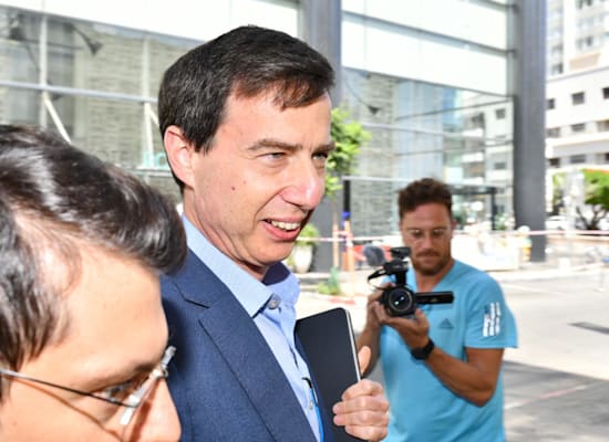 חנן פרידמן, מנכ''ל בנק לאומי נכנס לפגישה אצל הנגיד / צילום: יוסי כהן חנן פרידמן, מנכ''ל בנק לאומי נכנס לפגישה אצל הנגיד / צילום: יוסי כהן