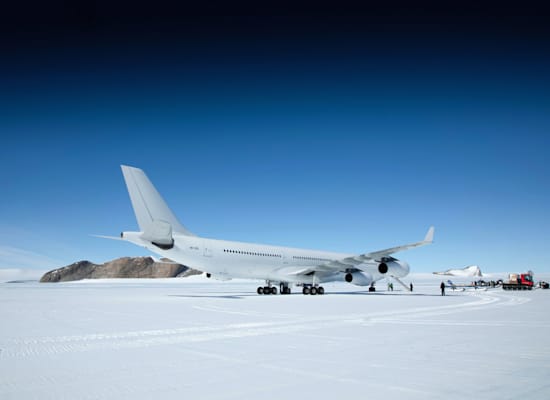 מטוס של חברת היי פליי נוחת לראשונה על מסלול הקרח באנטארקטיקה. טיול הרפתקני לבעלי ממון / צילום: Reuters, Marc Bow/Speedstream Films