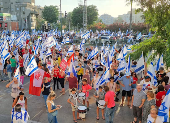 הפגנה נגד המהפכה המשפטית בנס ציונה / צילום: אביב חסידוב הפגנה נגד המהפכה המשפטית בנס ציונה / צילום: אביב חסידוב