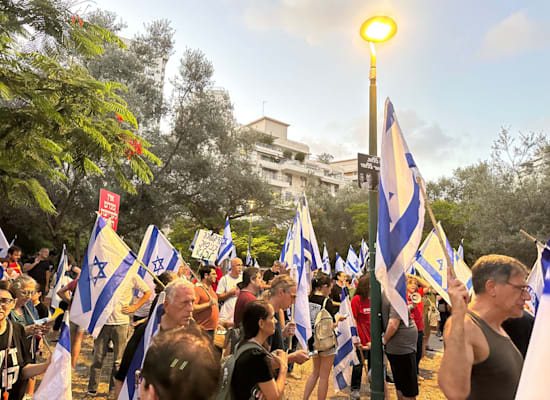 עשרות בני אדם מפגינים ליד ביתו של יו''ר ההסתדרות ארנון בר דוד, הערב