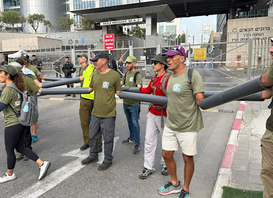 הפגנה של אחים לנשק מול משרד הביטחון הבוקר / צילום: גבי דנציגר