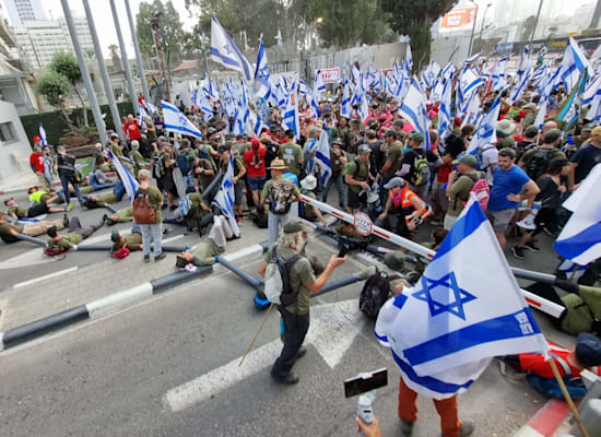 הפגנה בכניסה לקריה הבוקר / צילום: אביב חסידוב