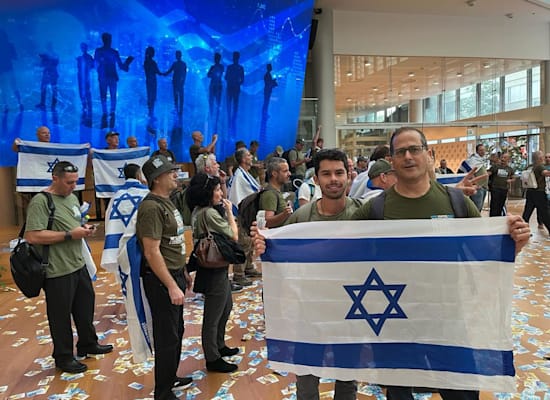 מפגינים בבורסה לניירות ערך / צילום: תמונה פרטית מפגינים בבורסה לניירות ערך / צילום: תמונה פרטית
