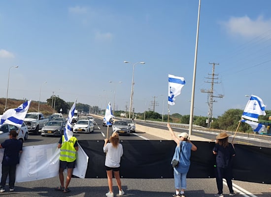 כביש 2 חסום לכיוון צפון ליד רשפון / צילום: תמונה פרטית כביש 2 חסום לכיוון צפון ליד רשפון / צילום: תמונה פרטית