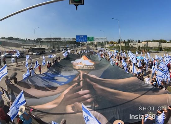 דגל פרוס על כביש 531 רעננה הרצליה / צילום: רעיה ברקן