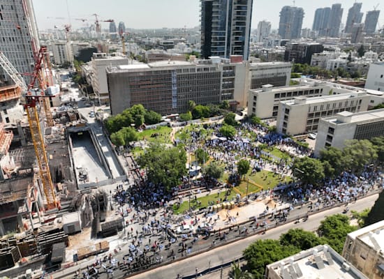 מפגינים מתקבצים מול בניין ההסתדרות בתל אביב / צילום: אור אדר