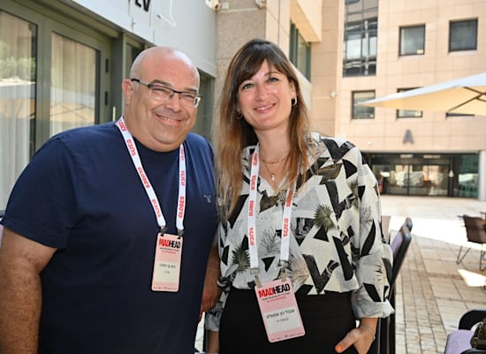 ענבל כץ אמסלם מקבוצת ח.י, וגיא בן יהודה מ־LG / צילום: תמר מצפי ענבל כץ אמסלם מקבוצת ח.י, וגיא בן יהודה מ־LG / צילום: תמר מצפי