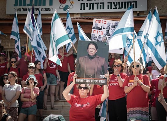 הפגנה מול הרבנות ברחובות / צילום: לימור אגמון הפגנה מול הרבנות ברחובות / צילום: לימור אגמון