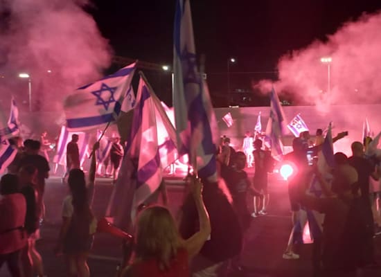 מפגינים על איילון-רוקח נגד המהפכה המשפטית, הערב / צילום: תמונה פרטית מפגינים על איילון-רוקח נגד המהפכה המשפטית, הערב / צילום: תמונה פרטית
