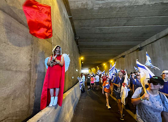 הצעדה עוברת במנהרה שביציאה מכביש אחד לכיוון מבשרת / צילום: מאיה קרבטרי