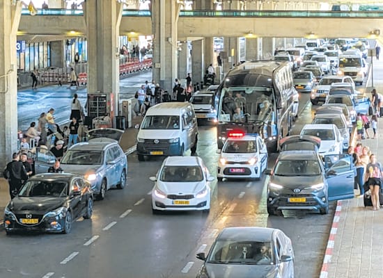 פקקים בכניסה לנתב''ג. העומסים מתחילים הרבה לפני הטרמינל / צילום: עידן ארץ