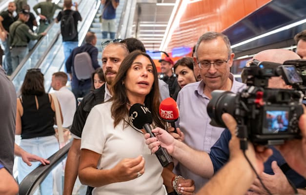 גליק והשרה מירי רגב בסיור בקו האדום של הרכבת הקלה / צילום: יוסי כהן גליק והשרה מירי רגב בסיור בקו האדום של הרכבת הקלה / צילום: יוסי כהן