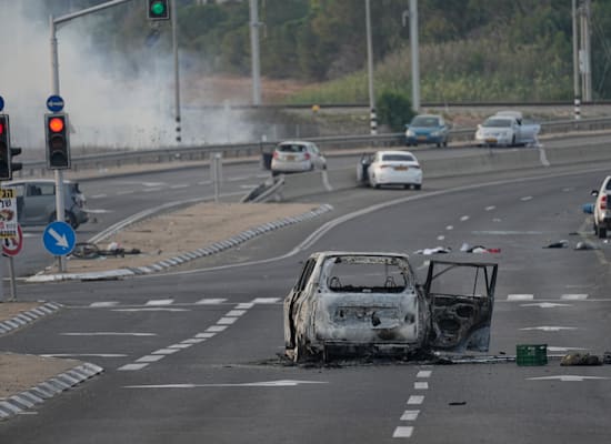 כביש סמוך לשדרות לאחר מתקפת הטרור של מחבלים שחדרו לתוך ישראל אמש / צילום: ap, Ohad Zwigenberg