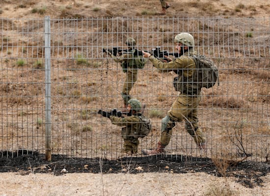 חיילי צה''ל מבצעים סריקות באזור שדרות, היום / צילום: Reuters, Amir Cohen חיילי צה''ל מבצעים סריקות באזור שדרות, היום / צילום: Reuters, Amir Cohen