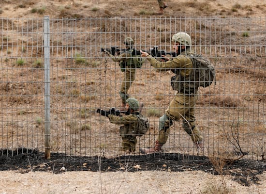 חיילי צה''ל מבצעים סריקות באזור שדרות, היום / צילום: Reuters, Amir Cohen