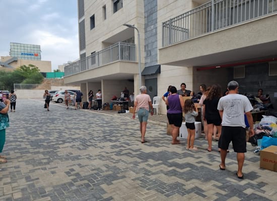 תושבי צור יצחק מרהטים דירות בשביל תושבים שמפונים מהדרום / צילום: ללא קרדיט תושבי צור יצחק מרהטים דירות בשביל תושבים שמפונים מהדרום / צילום: ללא קרדיט