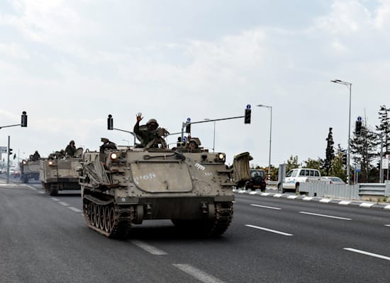 שיירה נוספת של כוחות צה''ל בדרך לגבול ישראל-לבנון / צילום: Reuters, Ammar Awad