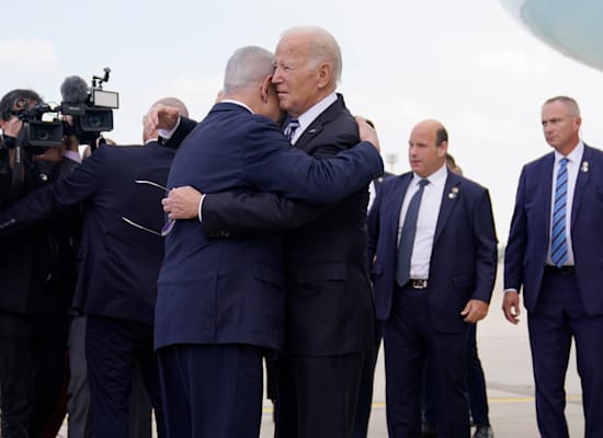 ראש הממשלה בנימין נתניהו מקבל את נשיא ארה''ב ג'ו ביידן עם נחיתתו בישראל / צילום: ap, Evan Vucci ראש הממשלה בנימין נתניהו מקבל את נשיא ארה''ב ג'ו ביידן עם נחיתתו בישראל / צילום: ap, Evan Vucci