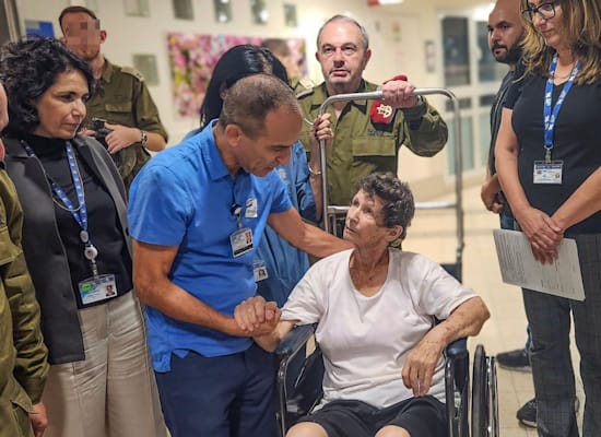 יוכבד ליפשיץ לאחר הגעתה לאיכילוב / צילום: ap, Jenny Yerushalmy/Ichilov hospital יוכבד ליפשיץ לאחר הגעתה לאיכילוב / צילום: ap, Jenny Yerushalmy/Ichilov hospital