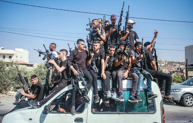חמושים בשכם. ''אזור יהודה ושומרון שוחה בקריפטו'' / צילום: Reuters, Nasser Ishtayeh חמושים בשכם. ''אזור יהודה ושומרון שוחה בקריפטו'' / צילום: Reuters, Nasser Ishtayeh
