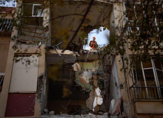 פגיעה ישירה של רקטה בבניין בראשון לציון / צילום: ap, Francisco Seco