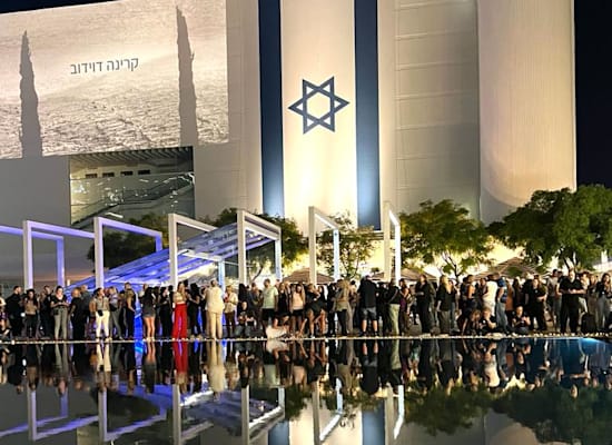 רחבת הבימה לקראת טקס הזיכרון לציון חודש לאירועי השבת השחורה / צילום: ישראל גבירצמן רחבת הבימה לקראת טקס הזיכרון לציון חודש לאירועי השבת השחורה / צילום: ישראל גבירצמן