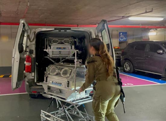 העברת אינקובטורים מבית חולים בישראל לבית החולים שיפא בעזה / צילום: דובר צה''ל