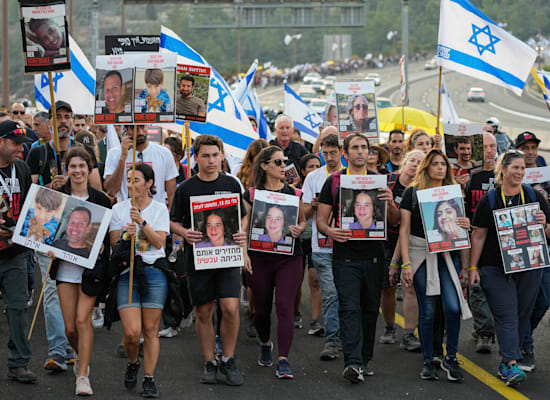 צעדת המשפחות של החטופים, שקראו לשחרורם / צילום: Associated Press, Ohad Zwigenberg