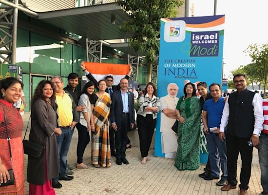 ענת ברנשטיין־רייך עם משלחת המשקיעים ההודים שהתלוותה לביקור ראש ממשלת הודו בישראל / צילום: יח''צ