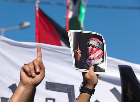 מפגינים עם כרזות של אבו עוביידה / צילום: Reuters, ALAA AL SUKHNI מפגינים עם כרזות של אבו עוביידה / צילום: Reuters, ALAA AL SUKHNI