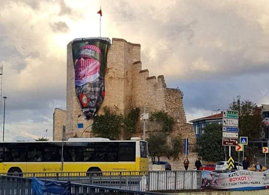 כרזות אבו עוביידה באיסטנבול / צילום: ויקיפדיה - Mahmoud al-turki כרזות אבו עוביידה באיסטנבול / צילום: ויקיפדיה - Mahmoud al-turki