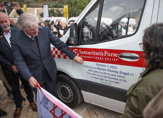 נשיא Samaritan's Purse פרנקלין גרהאם חונך את אחד האמבולנסים שנתרמו / צילום: דוברות מד''א נשיא Samaritan's Purse פרנקלין גרהאם חונך את אחד האמבולנסים שנתרמו / צילום: דוברות מד''א